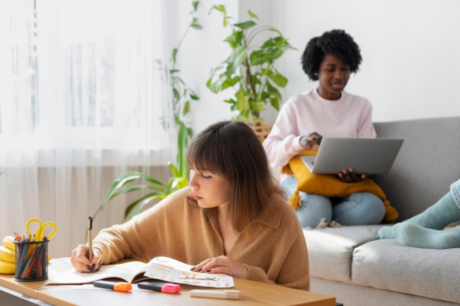 Moderne Arbeitsumgebung mit Fokus auf digitale Marketingstrategien